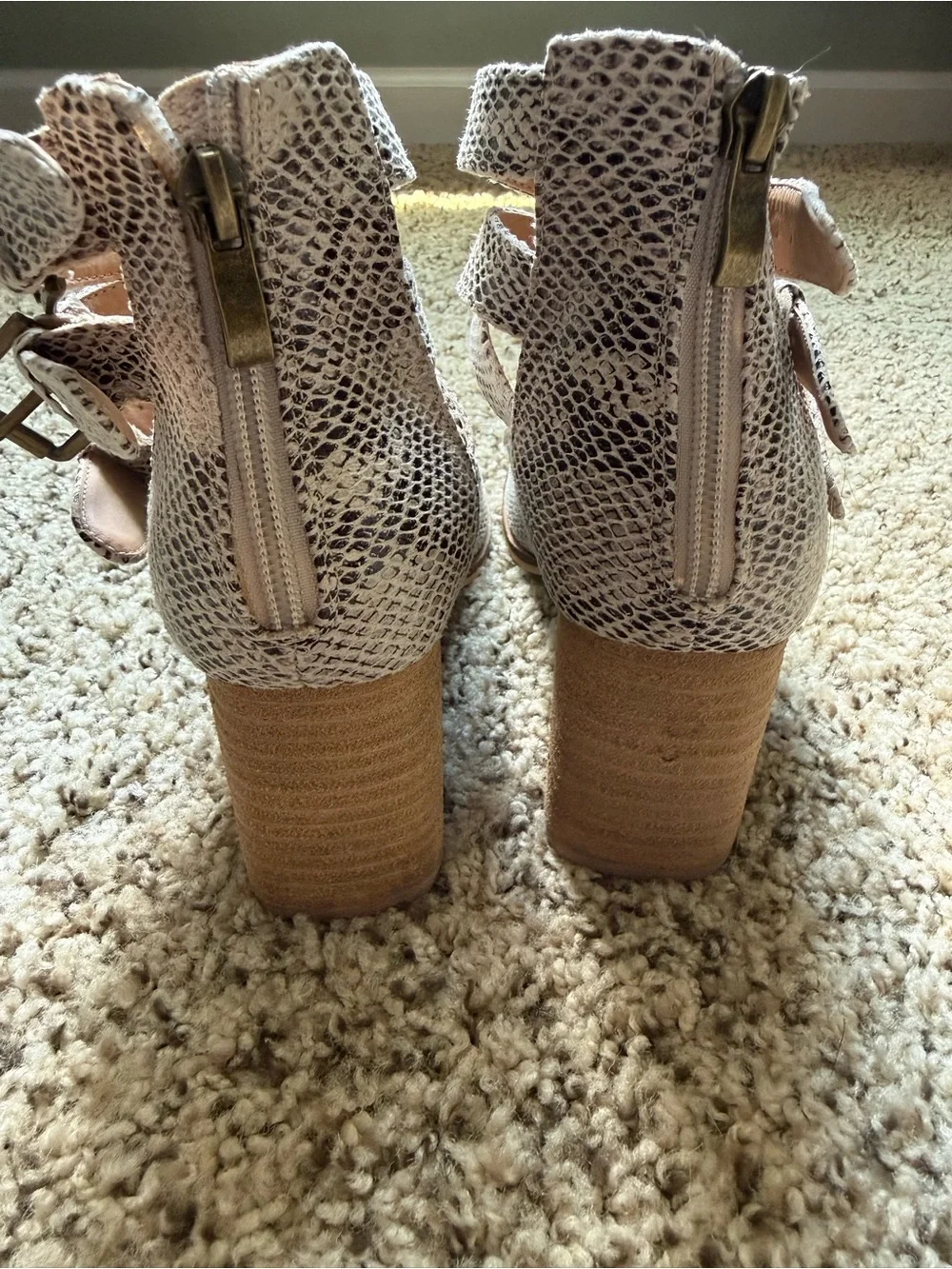 BEAST FASHION Snake-Print Strappy Block Heel – Neutral Gray Beige